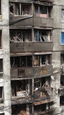 Ukrayna, Kyiv 'de yanmış ve yıkılmış bir evin dikey videosu