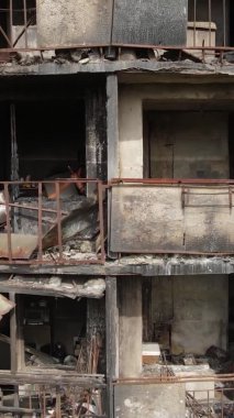 Ukrayna, Kyiv 'de yanmış ve yıkılmış bir evin dikey videosu