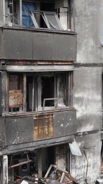 Ukrayna, Kyiv 'de yanmış ve yıkılmış bir evin dikey videosu