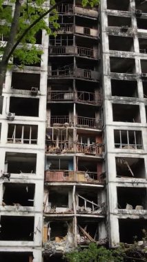 Ukrayna, Kyiv 'de yanmış ve yıkılmış bir evin dikey videosu