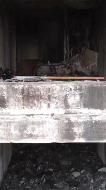 Ukrayna, Kyiv 'de yanmış ve yıkılmış bir evin dikey videosu