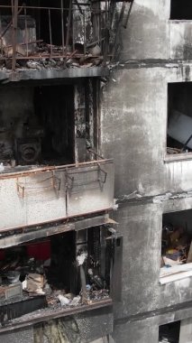 Ukrayna, Kyiv 'de yanmış ve yıkılmış bir evin dikey videosu