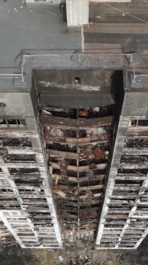 Ukrayna, Kyiv 'de yanmış ve yıkılmış bir evin dikey videosu