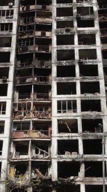 Ukrayna, Kyiv 'de yanmış ve yıkılmış bir evin dikey videosu