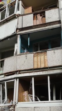 Ukrayna, Kyiv 'de yanmış ve yıkılmış bir evin dikey videosu