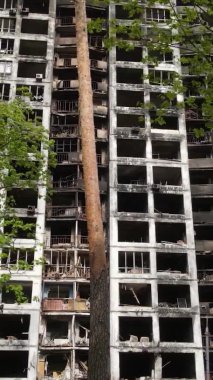 Ukrayna, Kyiv 'de yanmış ve yıkılmış bir evin dikey videosu