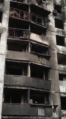 Ukrayna, Kyiv 'de yanmış ve yıkılmış bir evin dikey videosu