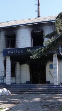 Borodyanka, Ukrayna 'da yıkılmış bir polis karakolunun dikey videosu