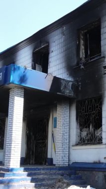 Borodyanka, Ukrayna 'da yıkılmış bir polis karakolunun dikey videosu