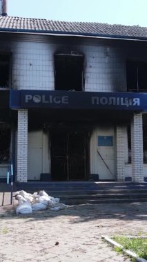 Borodyanka, Ukrayna 'da yıkılmış bir polis karakolunun dikey videosu