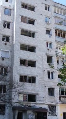 Borodyanka, Ukrayna 'da yıkılmış bir binanın dikey videosu