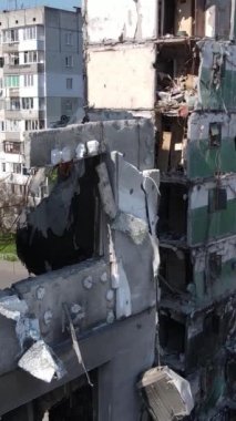 Borodyanka, Ukrayna 'da yıkılmış bir binanın dikey videosu