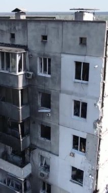 Borodyanka, Ukrayna 'da yıkılmış bir binanın dikey videosu