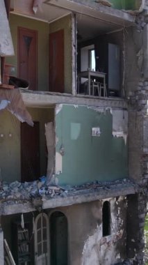Borodyanka, Ukrayna 'da yıkılmış bir binanın dikey videosu