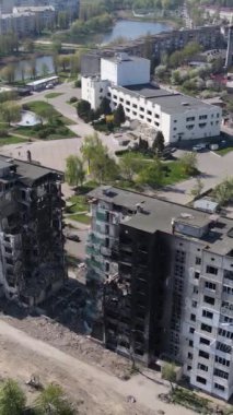 Borodyanka, Ukrayna 'da yıkılmış bir binanın dikey videosu