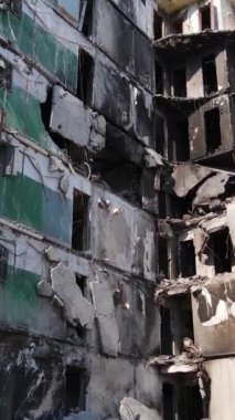 Borodyanka, Ukrayna 'da yıkılmış bir binanın dikey videosu