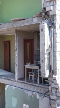 Borodyanka, Ukrayna 'da yıkılmış bir binanın dikey videosu