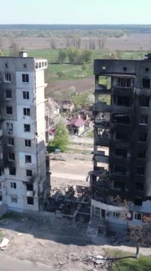 Borodyanka, Ukrayna 'da yıkılmış bir binanın dikey videosu
