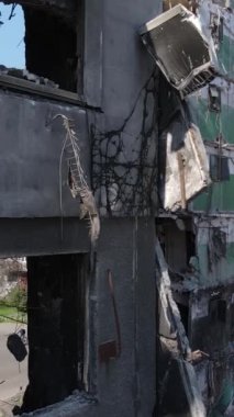 Borodyanka, Ukrayna 'da yıkılmış bir binanın dikey videosu