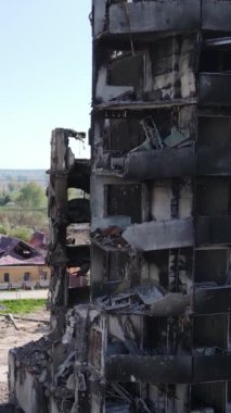 Borodyanka, Ukrayna 'da yıkılmış bir binanın dikey videosu