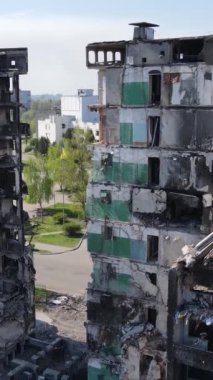 Borodyanka, Ukrayna 'da yıkılmış bir binanın dikey videosu