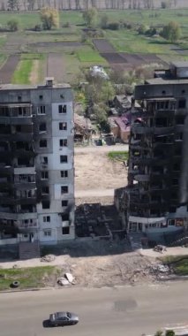 Borodyanka, Ukrayna 'da yıkılmış bir binanın dikey videosu