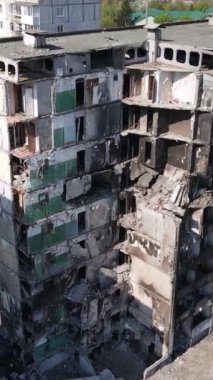 Borodyanka, Ukrayna 'da yıkılmış bir binanın dikey videosu