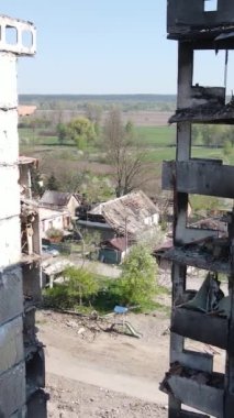 Borodyanka, Ukrayna 'da yıkılmış bir binanın dikey videosu