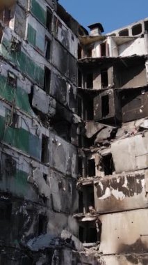 Borodyanka, Ukrayna 'da yıkılmış bir binanın dikey videosu