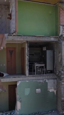 Borodyanka, Ukrayna 'da yıkılmış bir binanın dikey videosu
