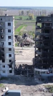 Borodyanka, Ukrayna 'da yıkılmış bir binanın dikey videosu