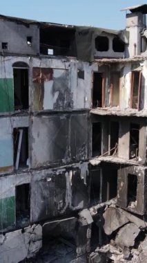 Borodyanka, Ukrayna 'da yıkılmış bir binanın dikey videosu