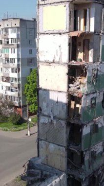 Borodyanka, Ukrayna 'da yıkılmış bir binanın dikey videosu