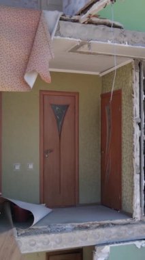 Borodyanka, Ukrayna 'da yıkılmış bir binanın dikey videosu