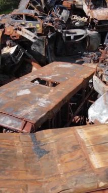 Irpin, Ukrayna 'daki harap olmuş arabaların dikey videosu