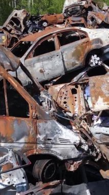 Irpin, Ukrayna 'daki harap olmuş arabaların dikey videosu