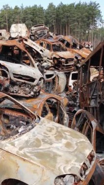 Irpin, Ukrayna 'daki harap olmuş arabaların dikey videosu