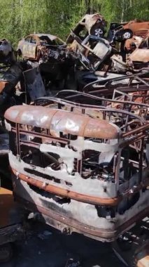 Irpin, Ukrayna 'daki harap olmuş arabaların dikey videosu