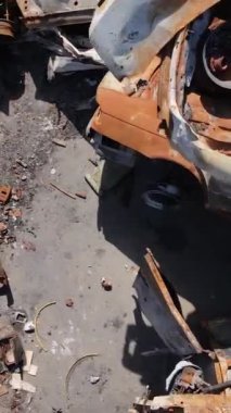 Irpin, Ukrayna 'daki harap olmuş arabaların dikey videosu