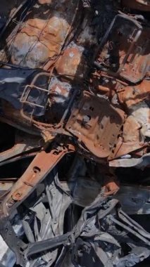 Irpin, Ukrayna 'daki harap olmuş arabaların dikey videosu