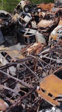 Irpin, Ukrayna 'daki harap olmuş arabaların dikey videosu