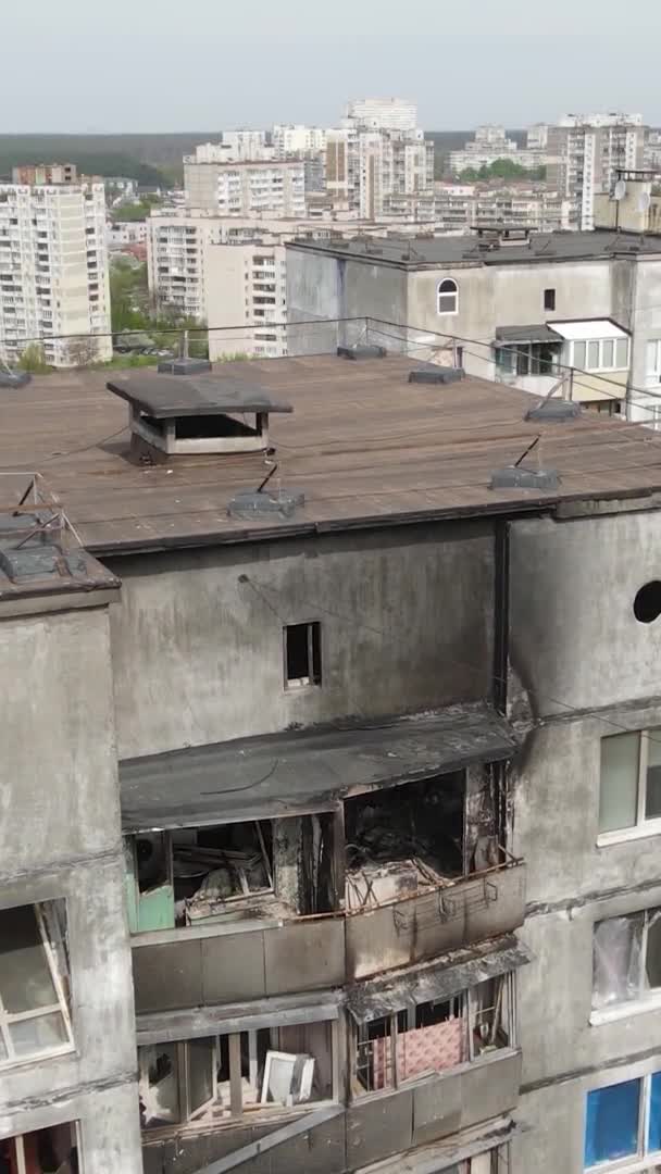 Video Vertikal Dari Rumah Terbakar Dan Hancur Kyiv Ukraina — Stok Video
