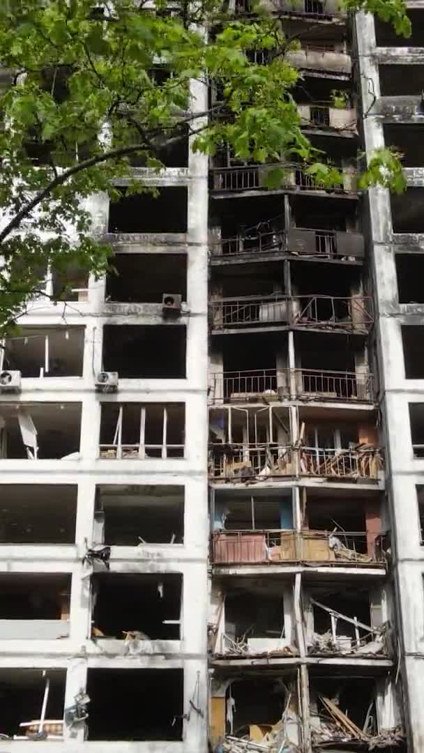 Vídeo Vertical Uma Casa Queimada Destruída Kiev Ucrânia — Vídeo de Stock