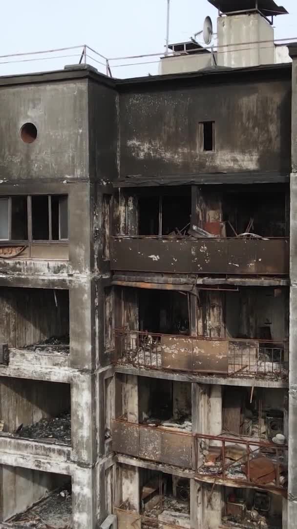 Vertikales Video Eines Abgebrannten Und Zerstörten Hauses Kiew Ukraine — Stockvideo