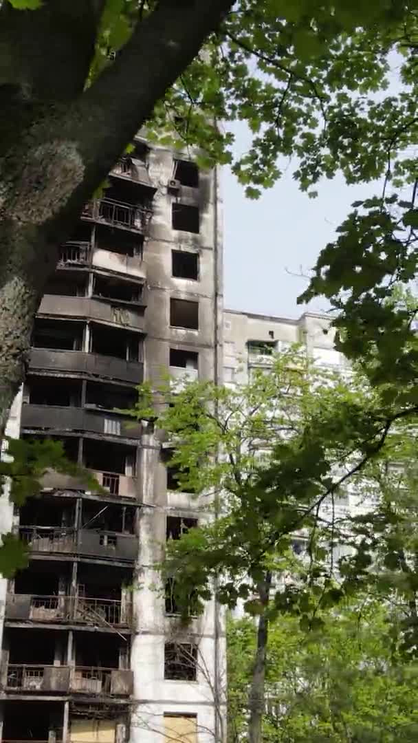Vídeo Vertical Una Casa Quemada Destruida Kiev Ucrania — Vídeo de stock