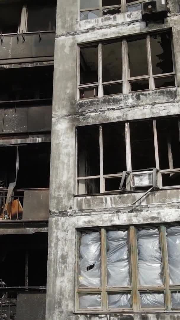 Вертикальне Відео Спаленого Зруйнованого Будинку Києві — стокове відео