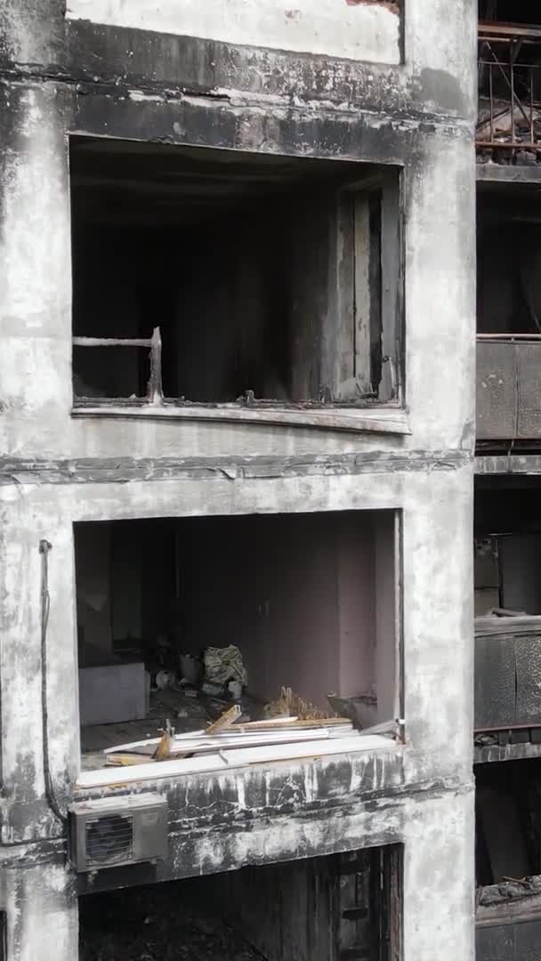 Vídeo Vertical Una Casa Quemada Destruida Kiev Ucrania — Vídeos de Stock