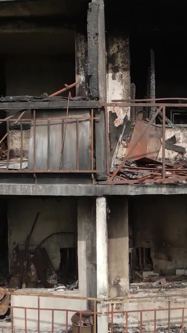 Vídeo Vertical Una Casa Quemada Destruida Kiev Ucrania — Vídeos de Stock