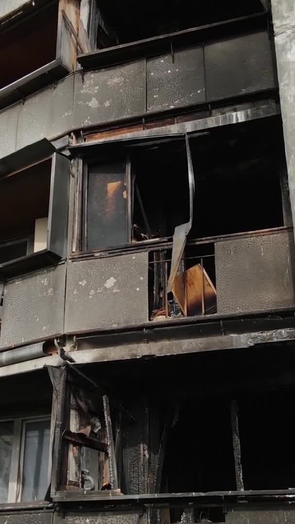 Verticale Video Van Een Verbrand Verwoest Huis Kiev Oekraïne — Stockvideo