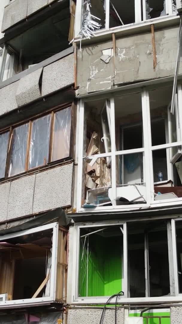 Vídeo Vertical Una Casa Quemada Destruida Kiev Ucrania — Vídeos de Stock